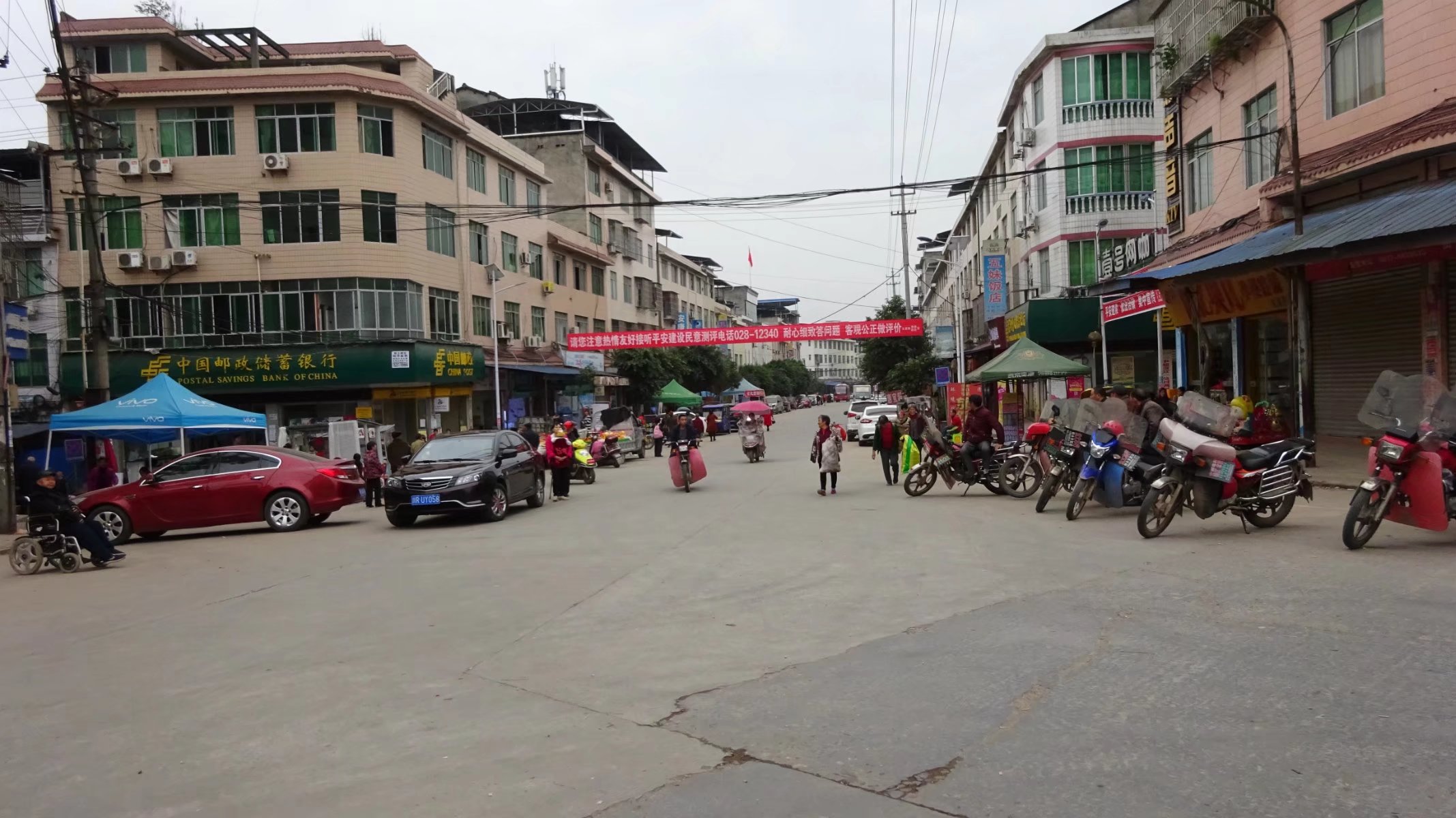 骑行王家,看场镇面貌整洁有序,街市生意红火旺盛