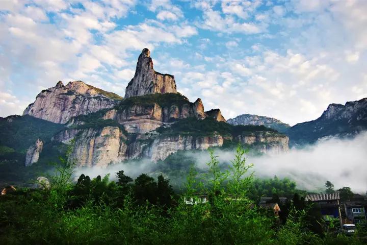 在温州 乐清,雁荡山就是最好的代表,连徐霞客掷笔感叹:"欲穷雁荡之胜