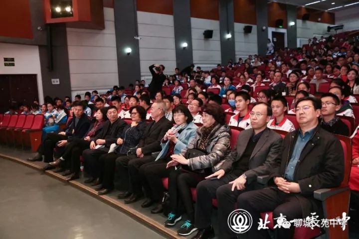 全国中语会学术委员会副主任,北京一零一中学副校长程翔先生主持开幕