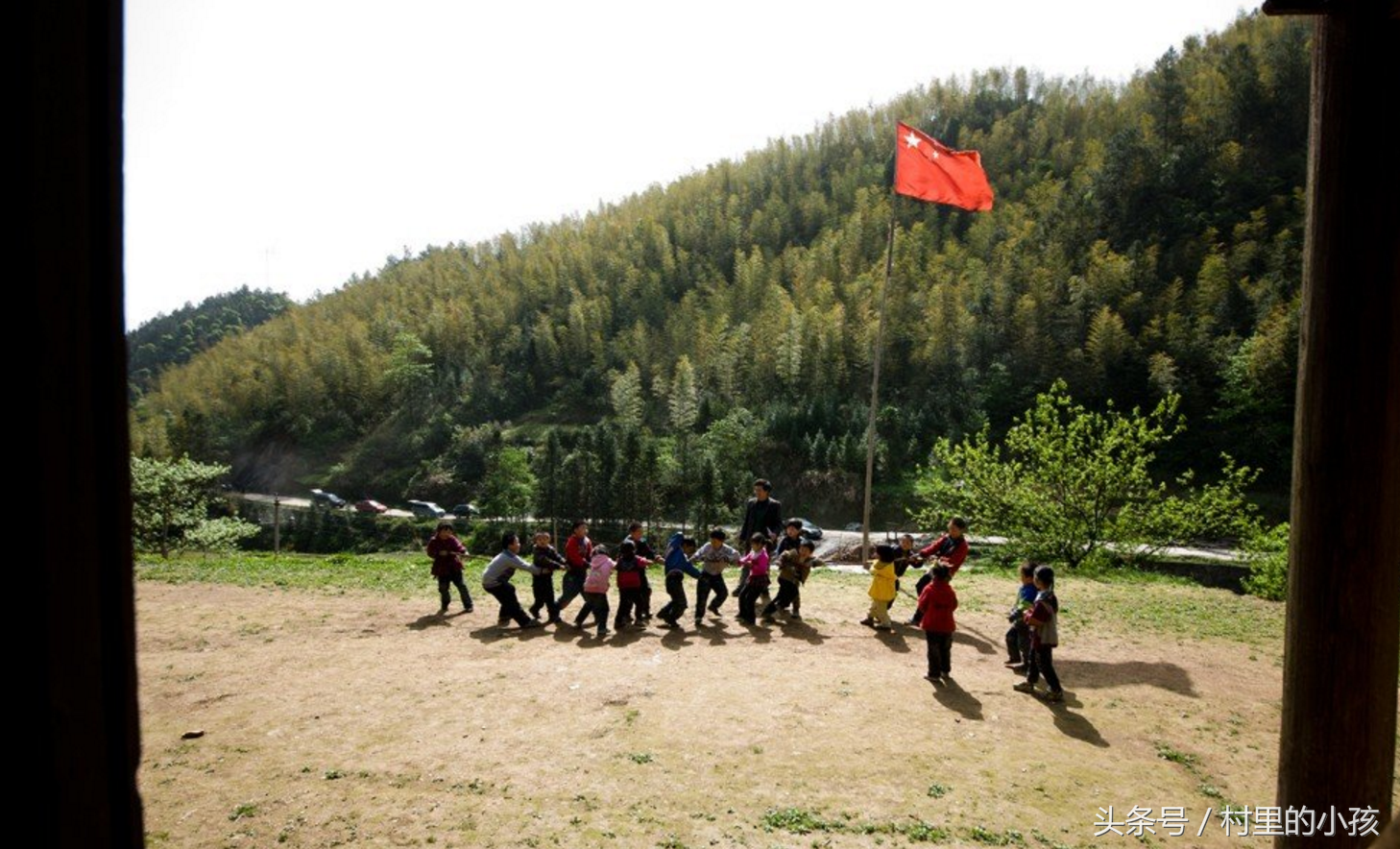 一所学校一间教室一个老师,山村小学的"特色教育"