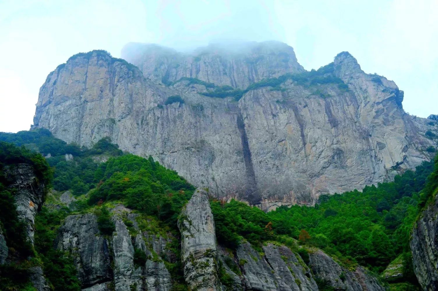 立于桥上能远眺整个雁荡山旅游 正文 我去温州乐清雁荡山,"雁""遇方洞