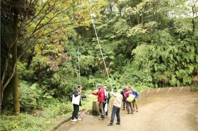 方盛国教授及峨眉山生物资源实验站的领导专程前往峨眉山看望了爱丁堡