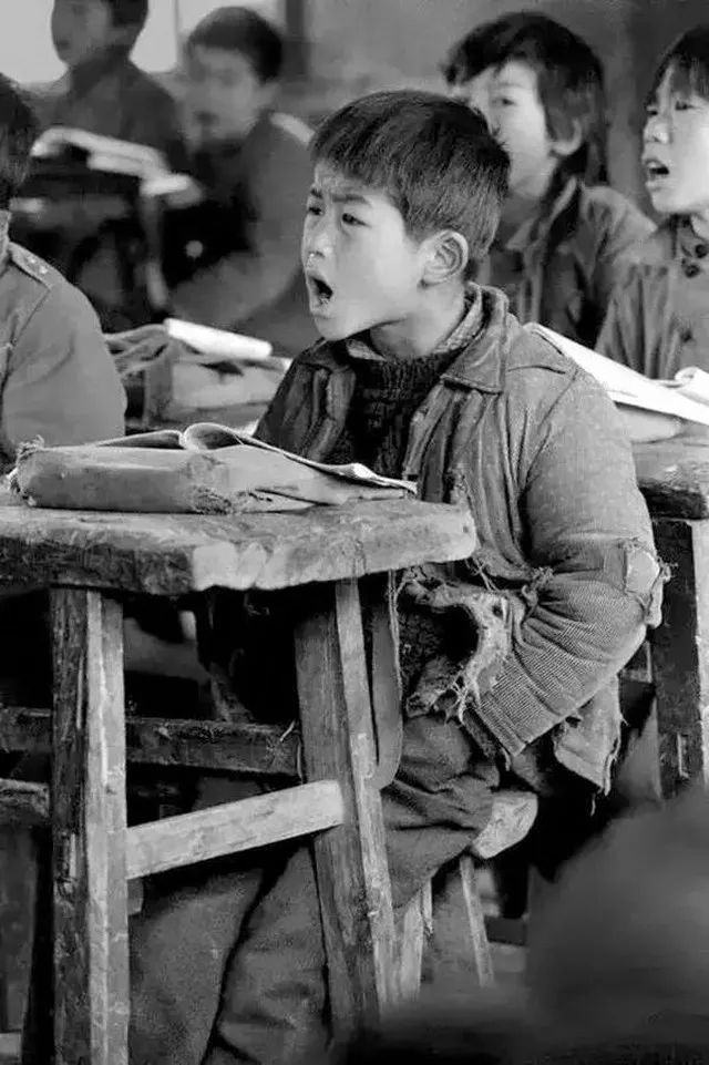 1991年4月,河南省新县八里畈乡王里河小学,孩子们生活艰苦,读书却很