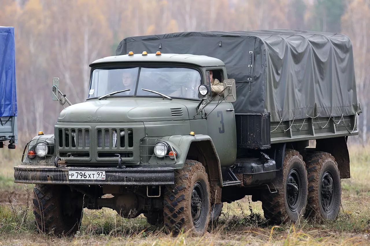 正文  实际上它的真身是zil 131,属于原苏联第三代多用途军用卡车
