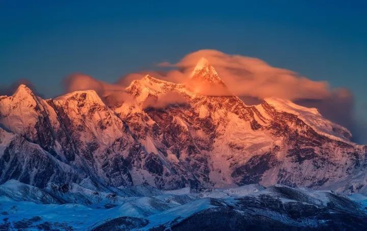 南迦巴瓦峰,位于林芝地区雅鲁藏布大峡谷内,是林芝地区最高峰,被誉为"