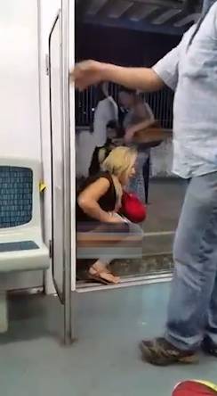 女子乘坐地铁,尿急没憋住,直接在地铁门口解决,绅士的男士还为其阻挡