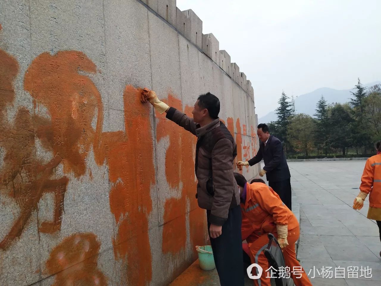 汽油难还清白 11月16日,有群众反映商洛市区商鞅广场商鞅雕像被人污损