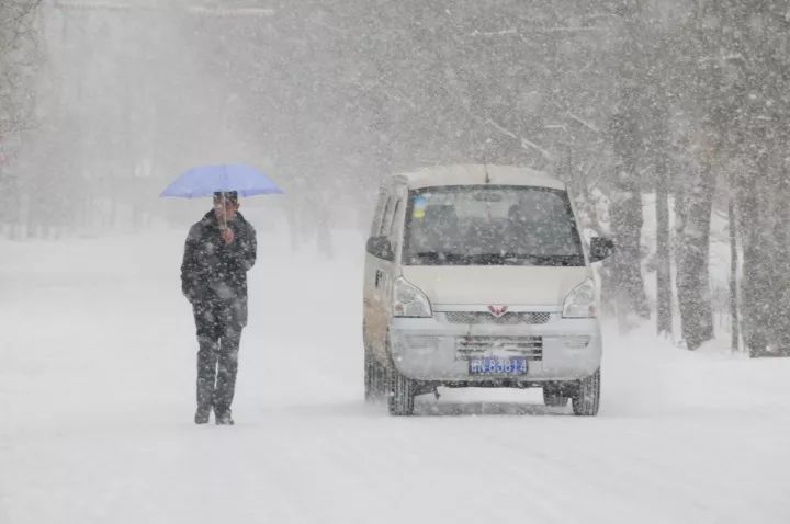 松山区交警大队,全面加强路面管控力度,最大限度地减少交通事故的