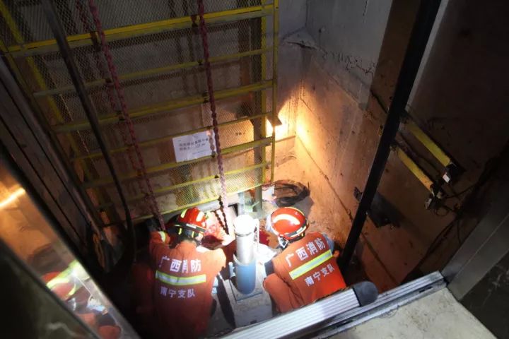广西某小区发生电梯事故 老人坠入电梯井内身亡!