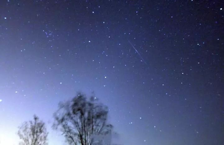 18日狮子座流星雨极大明亮火流星出现