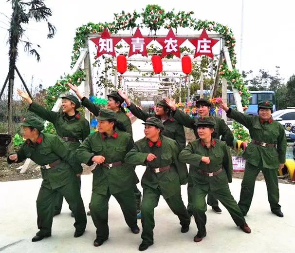 绿皮特色民居距知青农庄不远矗立着一栋栋别具一格的天门民宿青砖砌墙