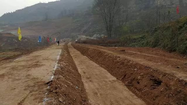 在渡槽桥墩处河道挖管沟,埋涵管.