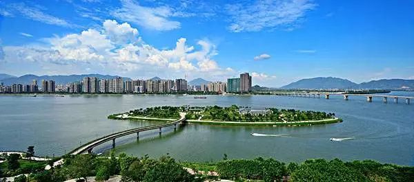 清远江滨公园沿江而建,全长2400米,共投资2500万元的江滨公园是当地