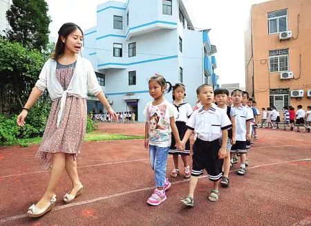 上海外来人口子女上学_城市小学不堪重负农村 空巢 外来务工人员子女入学问