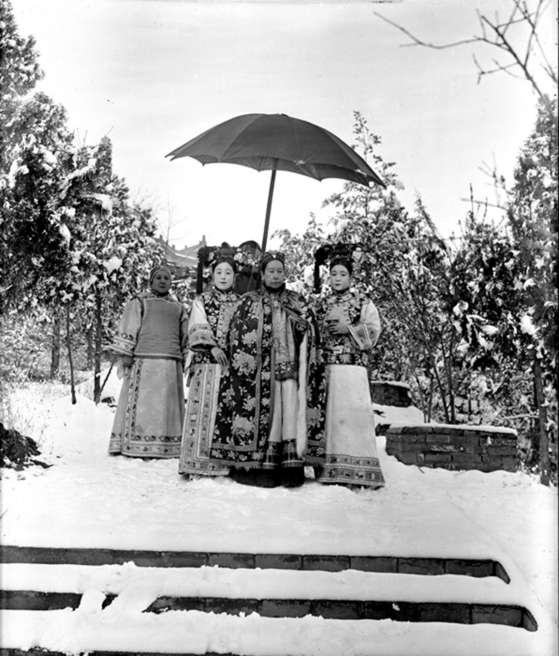 颐和园雪后.左起:裕庚夫人,德龄,慈禧,容龄.