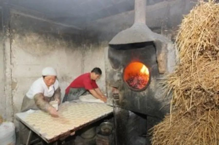 所谓大炉,是指炕烧饼的炉子是用一只大锅腔,大口(上部)靠在墙上,小口