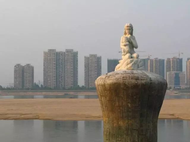 可以欣赏市区北江两岸迷人风光,观赏清远标志之"北江之母"像.