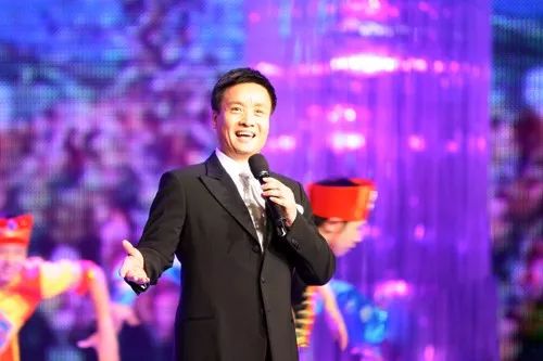 2020年中国著名歌唱_他是中国歌坛顶级歌唱家,呵护患癌妻子20年不离不弃