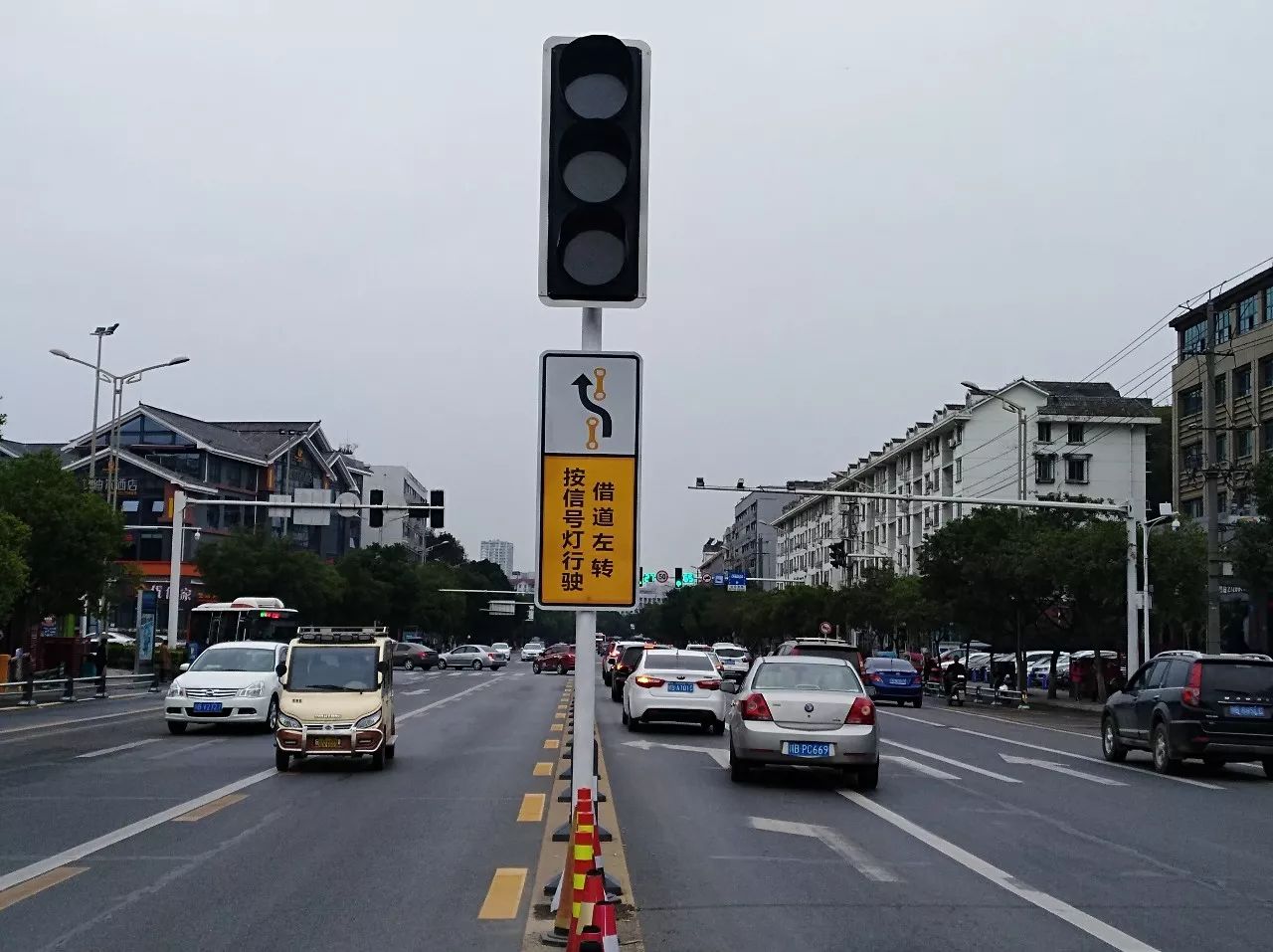 提高左转通行效率,绵阳增设了借道左转的交通标牌和交通信号灯,这也是