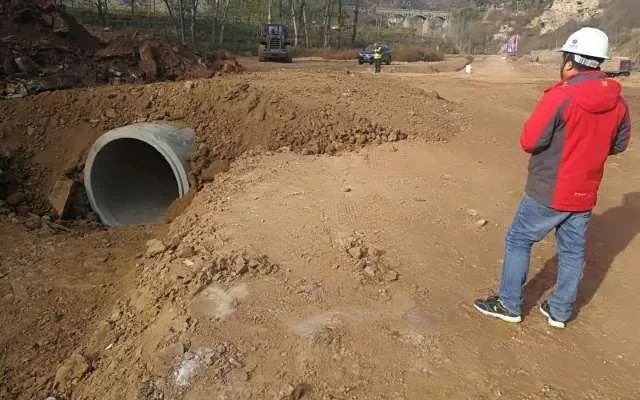 (三)通村改线道路 在渡槽桥墎处河道挖管沟,埋涵管;开挖去土料场道路