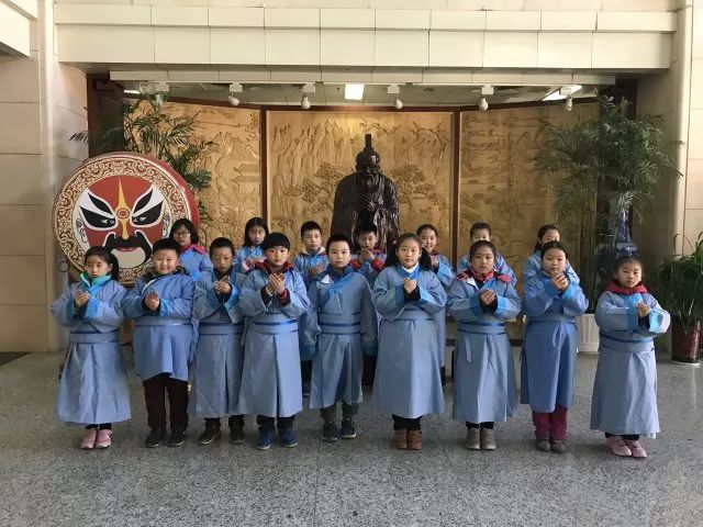 19日,中华文化体验基地迎来三场传统文化接待活动,来自济微中学小学部