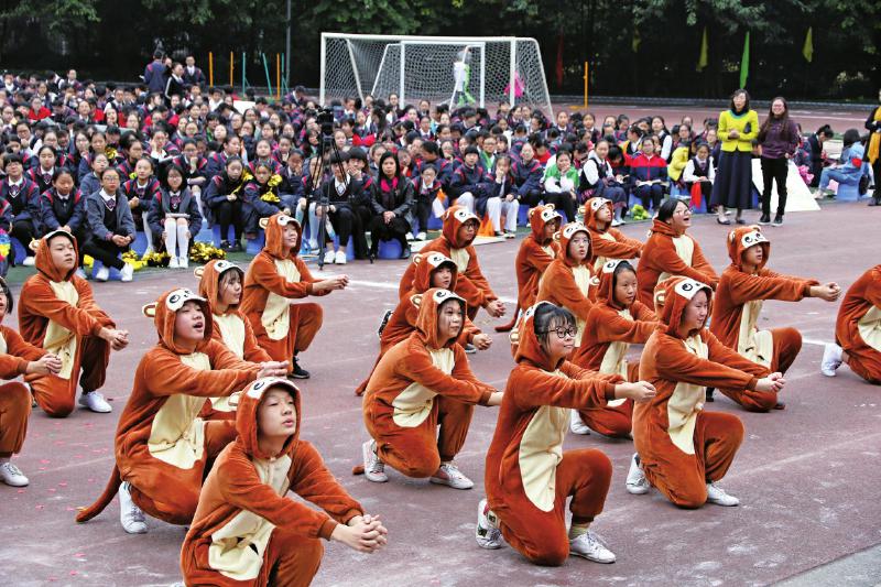 重庆一学校运动会入场式创意十足萌爆