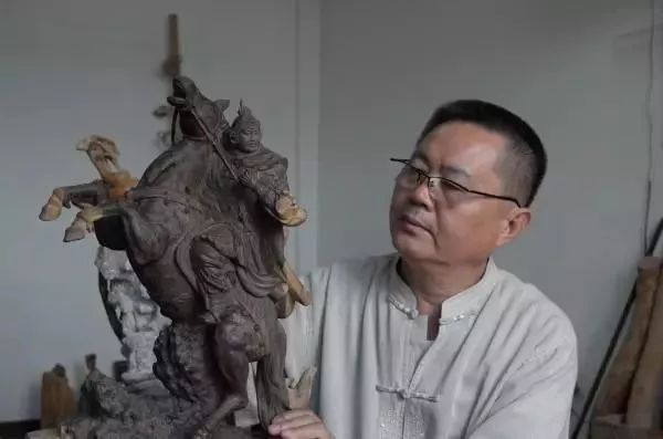 郑国明:福建省非物质文化遗产项目"惠安木雕"代表性传承人,其根雕作品