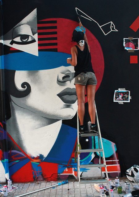让思维重获新生:解构主义女性肖像墙体彩绘欣赏