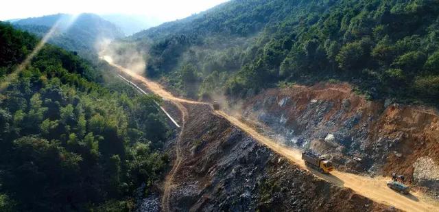 目前,杨宣公路已经实现了路基全线贯通,一条裸露着黄土的路在萍乡