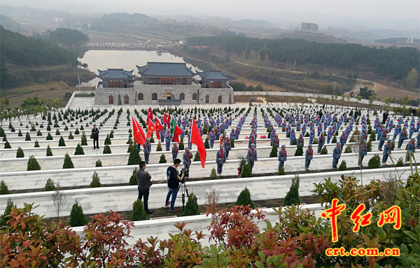 14日,在纪念"黄麻起义"90周年之际,中国第一将军乡——麻城市乘马岗镇