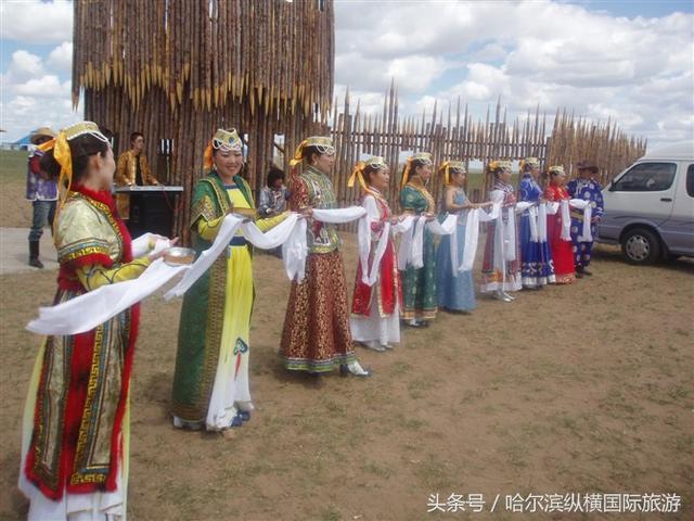 蒙古部落巴尔虎的美女们,穿着具有民族特色的盛装,手捧洁白的哈达