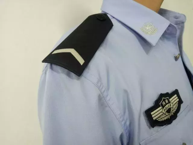 着夏执勤服时,佩戴扣式软质肩章和软质警号,胸徽.