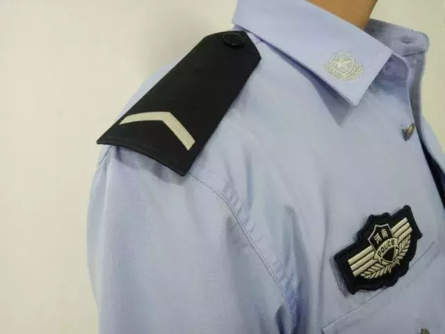 警服与便服不得混穿.警服内着非制式服装时,不得外露.