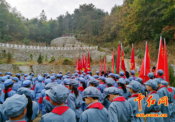 纪念"黄麻起义"90周年 中国第一将军乡麻城乘马岗镇中小学生开展重走