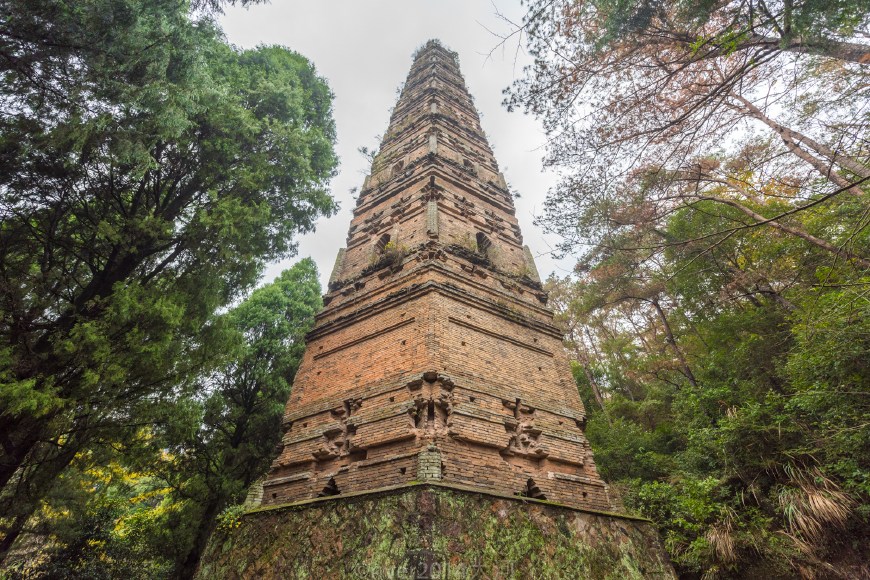 国清寺同龄,南宋建炎二年(1128年)修葺,六面九级,为浙江最高的古塔之