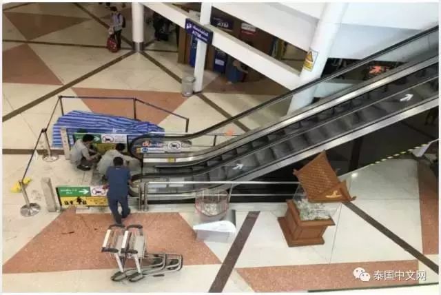 泰国机场电梯上升时突然塌陷