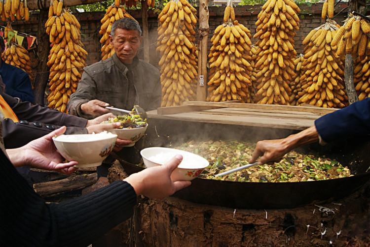 实拍乡村大锅饭,看着不卫生,但吃起来,那个味,好吃的很!