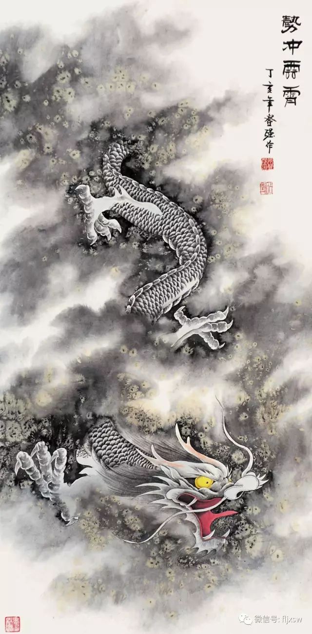 比如,其龙画里,龙的周围是写意的云的形象作为烘托,综合了中华民族数