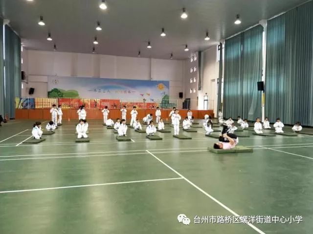 做团身示范动作因为下雨,六校联谊体育课移至桐屿小学室内球场举行