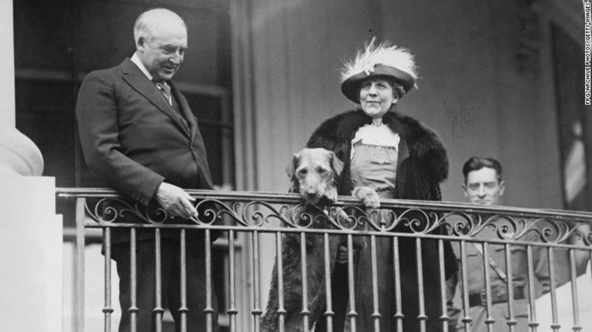 美国第29任总统哈定,去世前一年1922年,在白宫的阳台跟他爱犬laddie