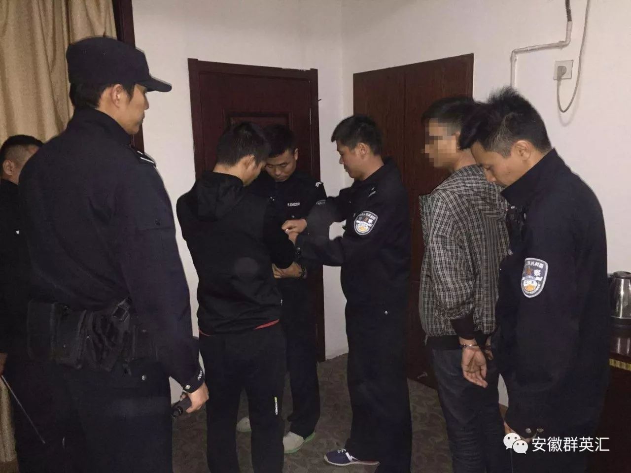 铜陵市公安局义安分局五松派出所和经侦大队民警接到报警后,赶到现场