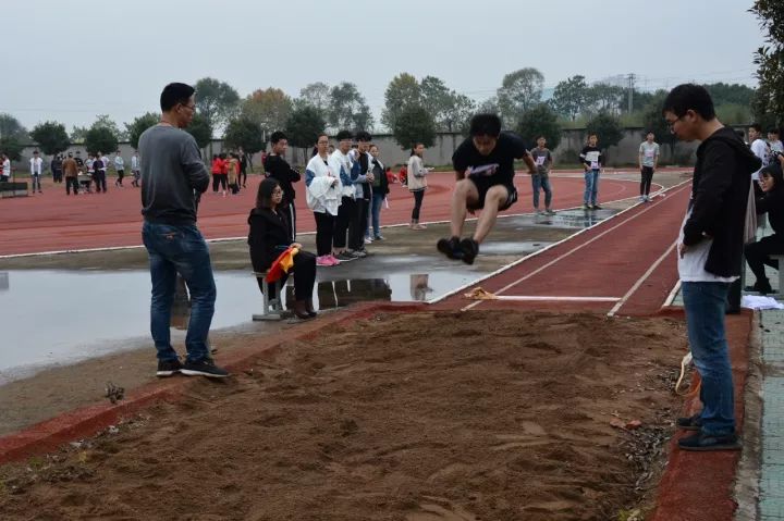 中山赛场龙腾虎跃中山中学举行第50届综合性田径运动会