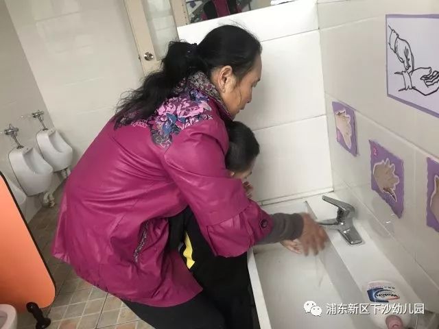 奶奶:"洗手记得先要先把袖子卷起来."