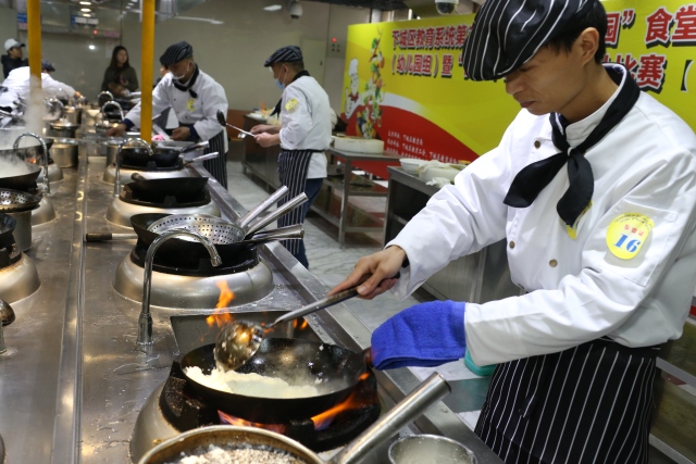 煎炒烹炸看下城幼儿园食堂厨师大显身手