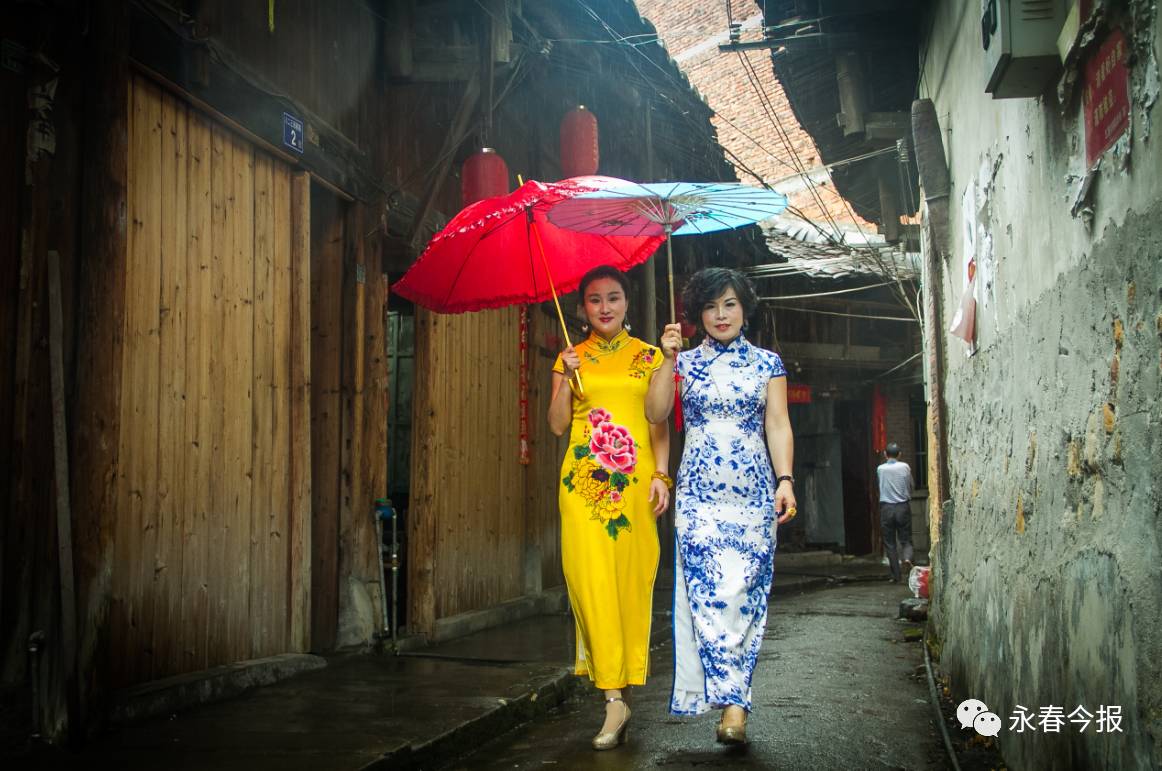 步拉国际旗袍联盟永春总会组织几十位旗袍美女穿行于五里街古镇古道上