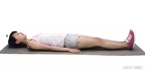 平躺在地面上,骨盆前倾者的腰部与地板间会有较大空隙,让腰与地面