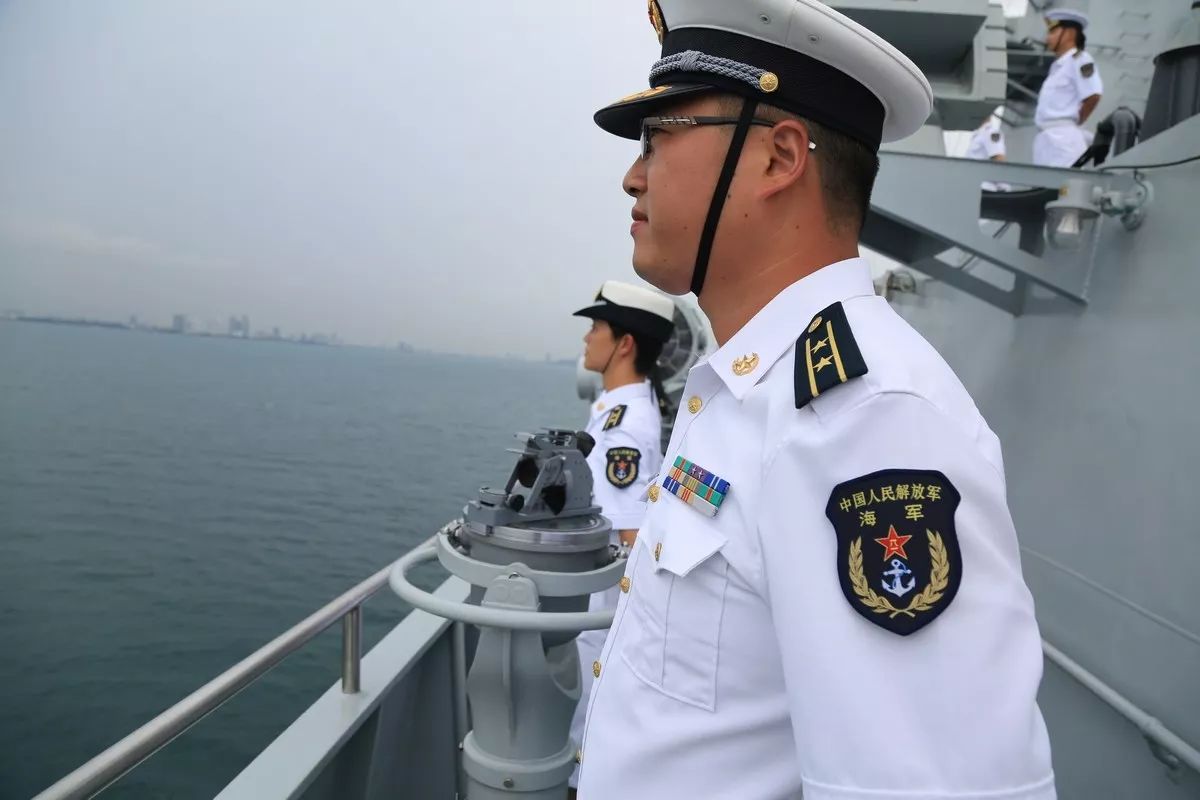 郑州舰舰长陈曦带领列队准备接受海上检阅 陶宏祥 摄