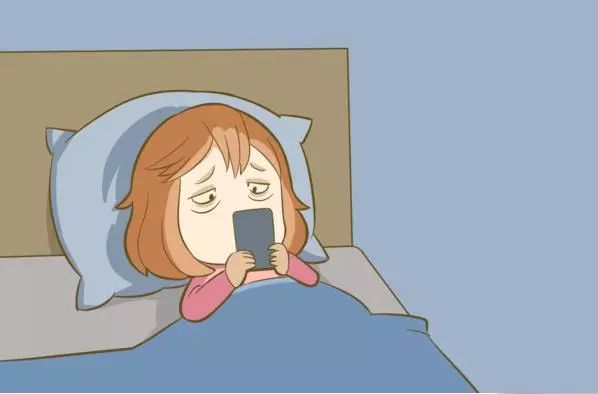 女子常躺床上玩手机,没想到结果竟然眼角膜穿孔!