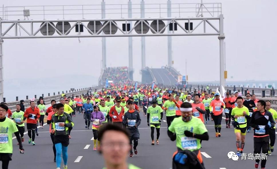 跨海逐浪 青岛港·2017青岛海上国际马拉松昨日开跑