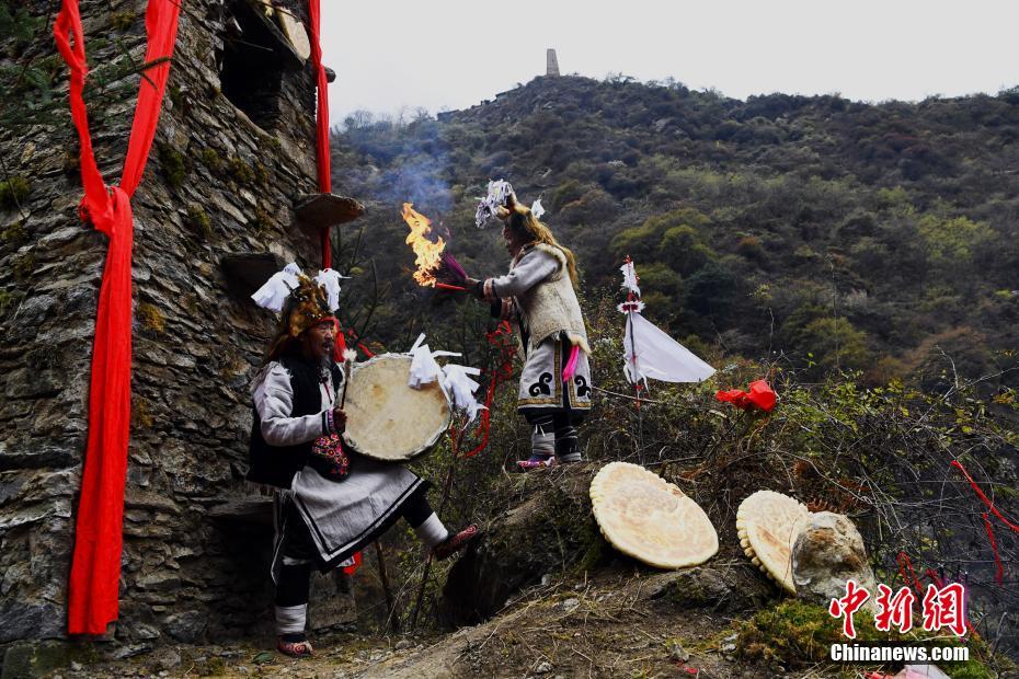 的2000多名羌族民众和300余位外地游客,感受了一场原生态的传统祭山会